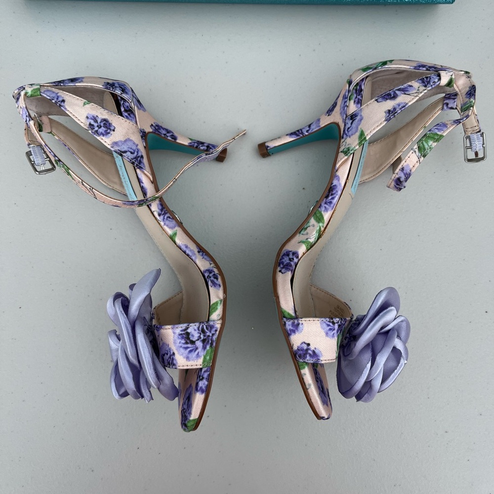 Blue by Betsey Johnson Maddi lilac rose high heel shoes size 6 Like new in box.